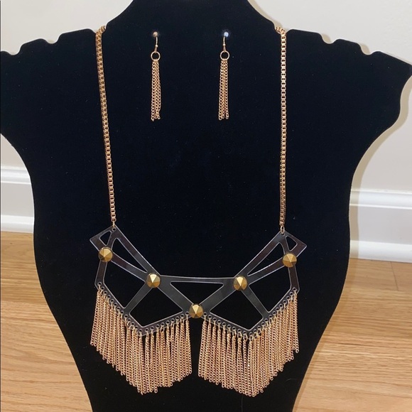 Bansri Gold Geometric Necklace and Earring Set - Picture 4 of 5